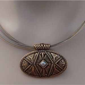 EUC CHICO'S Gold Wire Necklace w/Gold Oval Pendant w/Pearl Center Claw Closure